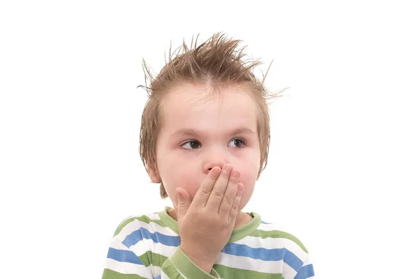 Een kleine jongen is verrast haar hand over haar mond, geïsoleerd op witte achtergrond — Stockfoto