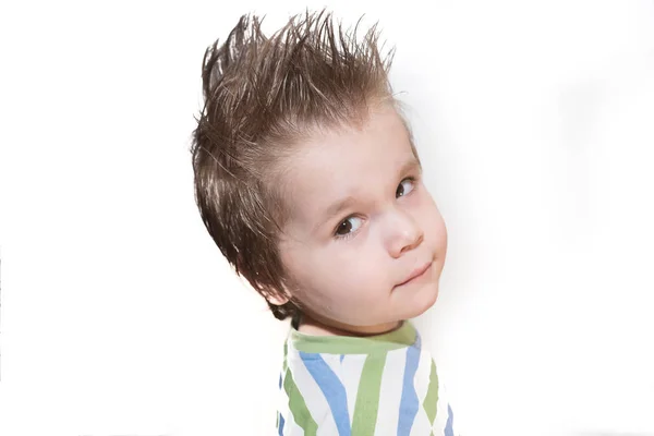 Beyaz arka plan üzerinde izole omzunun üzerinden bakarak yakışıklı küçük çocuk — Stok fotoğraf