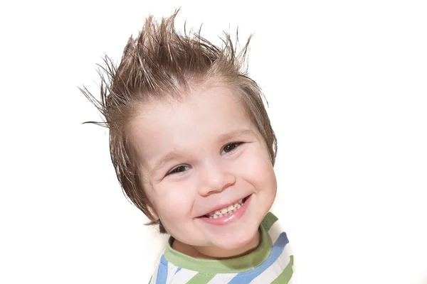Knappe jongetje glimlachend gelukkig geïsoleerde op witte achtergrond — Stockfoto