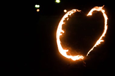 Karanlıkta yanan kalp