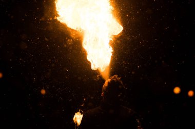 Derviş, o gece gökyüzünde ateşten bir ayağı üreten