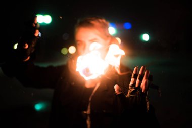 Kızın yüzüne ateş ile kapatır