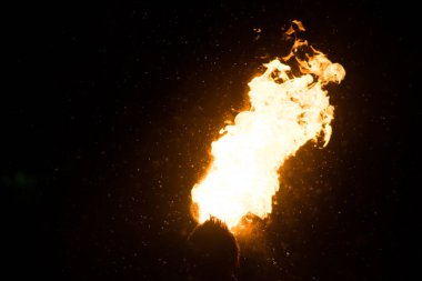 Karanlıkta yanan bir kafası olan bir adam