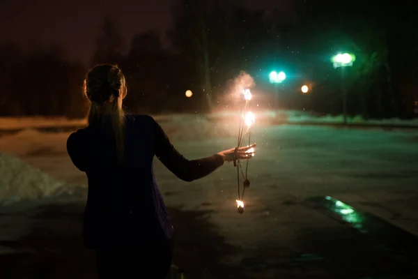 暗闇の中、火のファンを持つ少女 — ストック写真