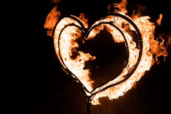 Brinnande hjärta, i mörkret — Stockfoto