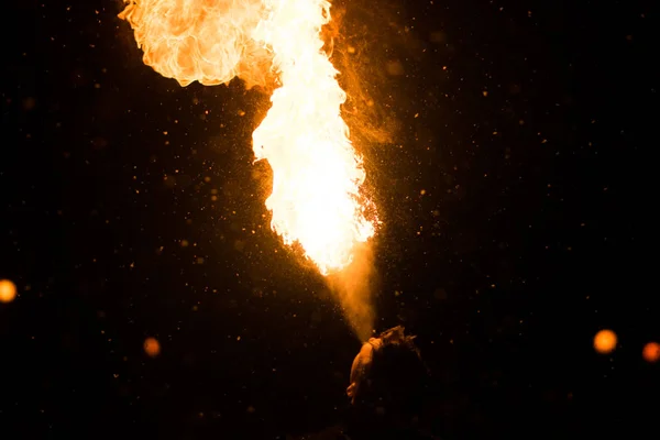 Fakir, produciendo una columna de fuego en el cielo esa noche — Foto de Stock