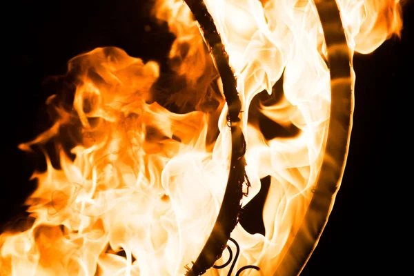 装飾的なグリル、暗闇の中に、美しい炎 — ストック写真