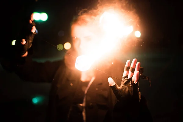 La ragazza chiude il viso con il fuoco — Foto Stock