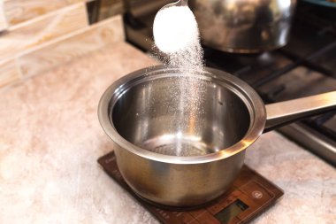 Bir kabın içine şeker dökme