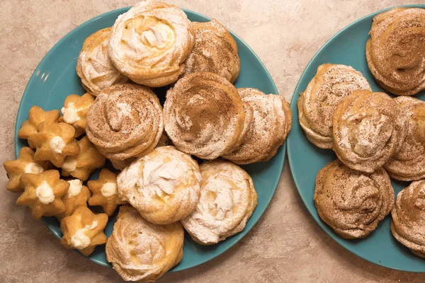 Cake profiteroles and Shu on a platter — Stock Photo, Image