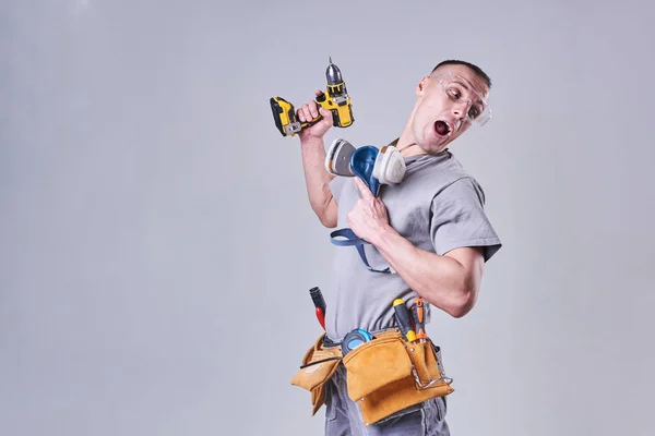 Master Builder-finalizador em roupas de trabalho, com uma chave de fenda na mão — Fotografia de Stock