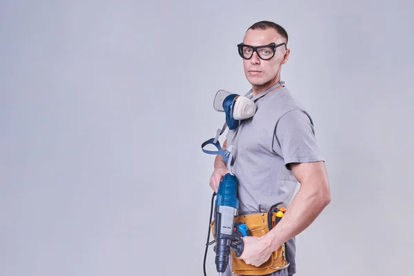 Master Builder-finalizador en ropa de trabajo, con un perforador en las manos — Foto de Stock