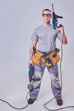 Onun elinde iki çekiç ile Master-Builder-Sonlandırıcı içinde onların iş giyisi