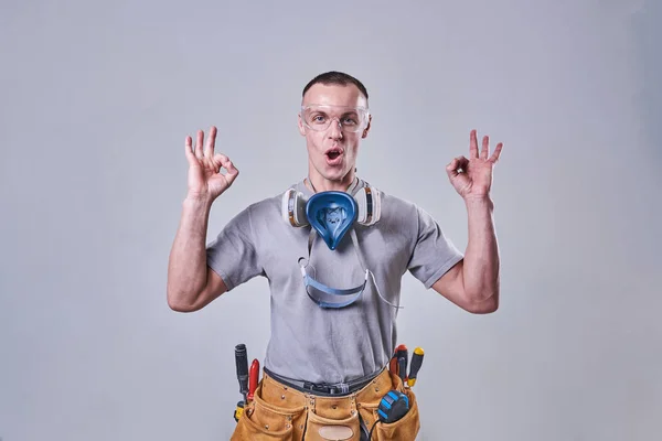Master Builder-finalizador en ropa de trabajo, muestra el signo OK — Foto de Stock