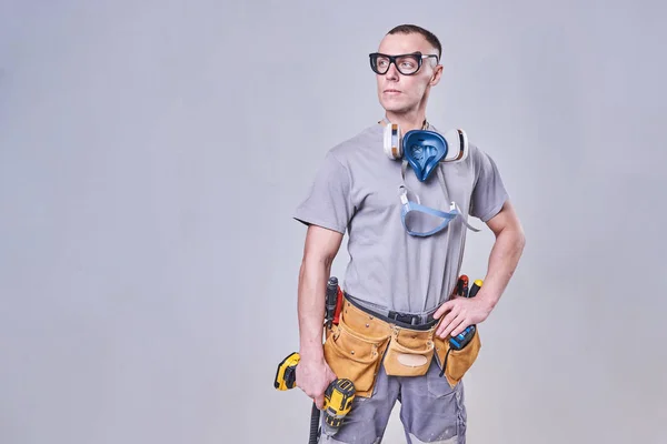 Master Builder-finalizador em roupas de trabalho, com uma chave de fenda na mão — Fotografia de Stock