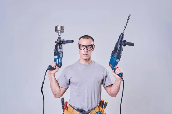 Master-Builder-finalizador en su ropa de trabajo, con dos martillos en sus manos — Foto de Stock