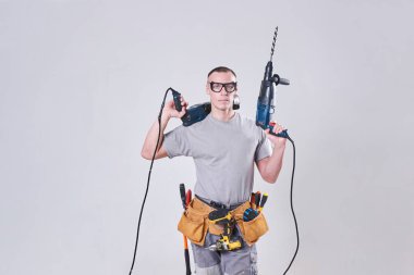 Onun elinde iki çekiç ile Master-Builder-Sonlandırıcı içinde onların iş giyisi