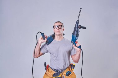 Onun elinde iki çekiç ile Master-Builder-Sonlandırıcı içinde onların iş giyisi