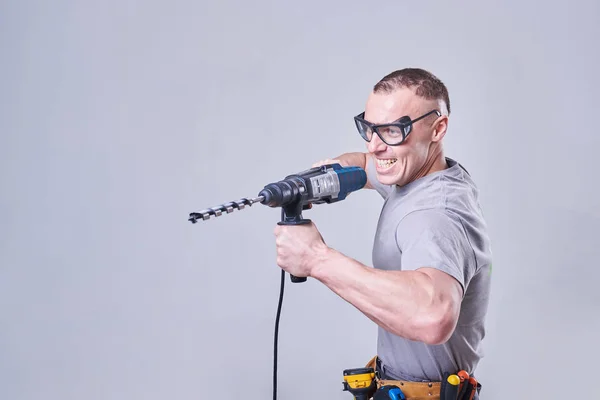 Master Builder-finalizador en ropa de trabajo, con un perforador en las manos — Foto de Stock