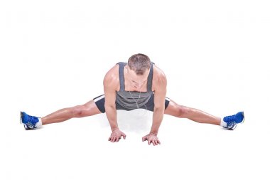 Güzel adam beyaz bir arka plan üzerinde izole spor giyim yan bölmeleri gerçekleştirir