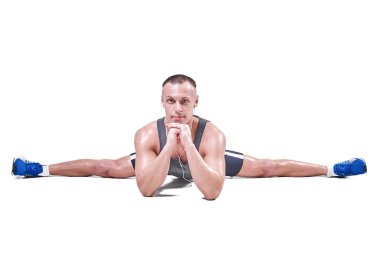 Güzel adam beyaz bir arka plan üzerinde izole spor giyim yan bölmeleri gerçekleştirir