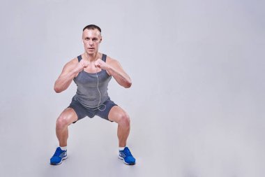 Yakışıklı adam ağız kavgası spor içinde gerçekleştirme 