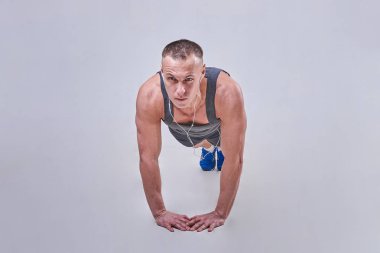 Yakışıklı bir adam şınav spor içinde gerçekleştirir.