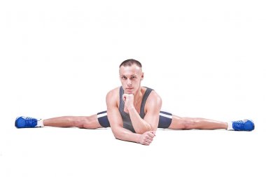 Güzel adam beyaz bir arka plan üzerinde izole spor giyim yan bölmeleri gerçekleştirir