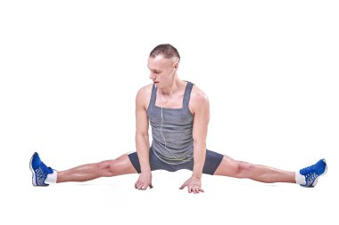 Güzel adam beyaz bir arka plan üzerinde izole spor giyim yan bölmeleri gerçekleştirir