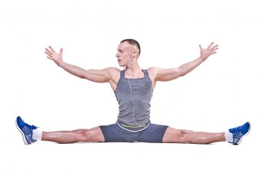 Güzel adam beyaz bir arka plan üzerinde izole spor giyim yan bölmeleri gerçekleştirir