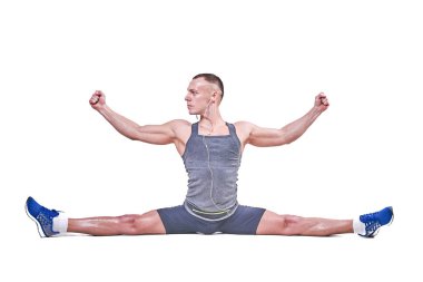 Güzel adam beyaz bir arka plan üzerinde izole spor giyim yan bölmeleri gerçekleştirir