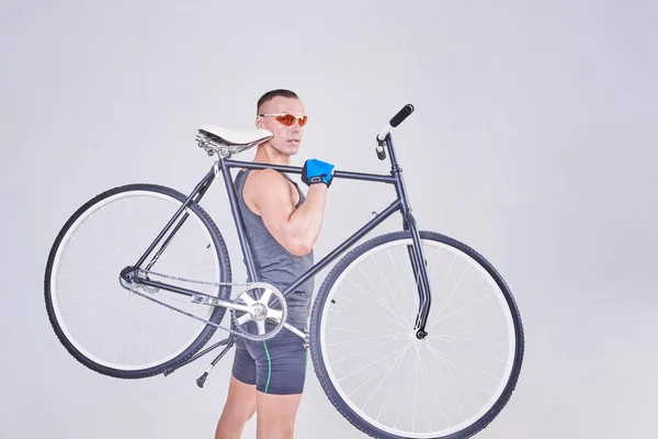 Handsome sports man with a Bicycle on his shoulder — Stock Photo, Image