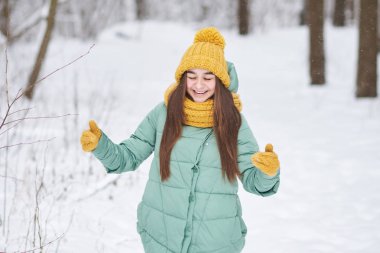 Güzel genç kız örgü şapkalı mittens, 
