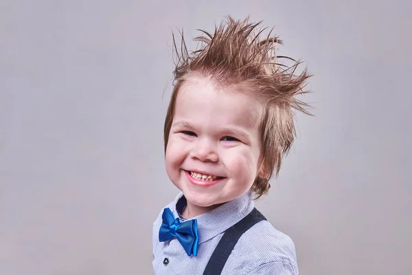 Knappe jongetje in de vlinderdas glimlachen — Stockfoto