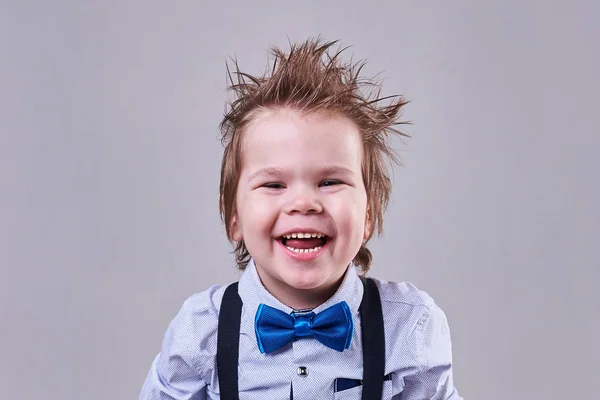 Knappe jongetje in de vlinderdas glimlachen — Stockfoto