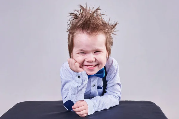 Μικρό όμορφο αγόρι με το χαμογελαστό παπιγιόν — Φωτογραφία Αρχείου
