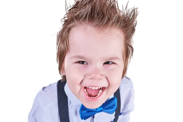 Μικρό αγόρι χαμογελά σε ένα μπλε παπιγιόν και ζαρτιέρες, απομονώνονται σε λευκό φόντο — Φωτογραφία Αρχείου