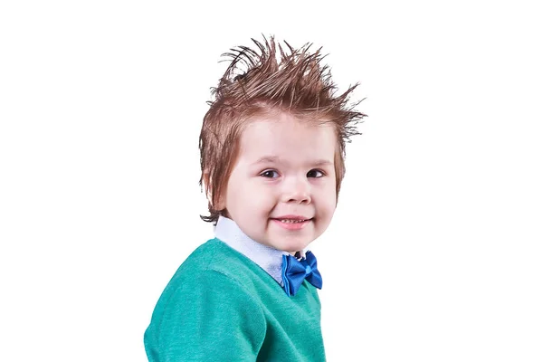 Prachtige kleine jongen in blauw strikje en een groene trui, glimlachend geïsoleerd op witte achtergrond — Stockfoto