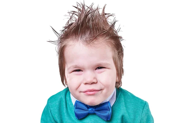 Όμορφο μικρό αγόρι στο μπλε παπιγιόν και πράσινο πουλόβερ, και αυτή κάνει αστεία πρόσωπα που απομονώνονται σε λευκό φόντο — Φωτογραφία Αρχείου