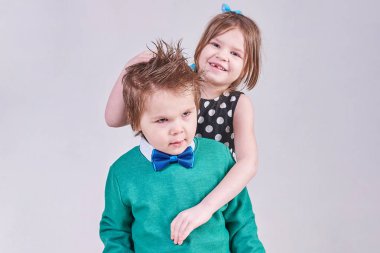 Güzel küçük erkek ve kız sarılma