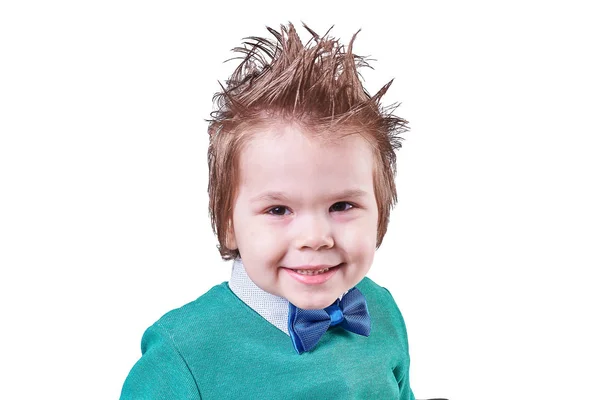 Knappe jongen, in blauw strikje en groene trui, glimlachen, geïsoleerd op witte achtergrond — Stockfoto