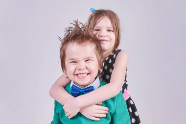 Güzel küçük erkek ve kız sarılma