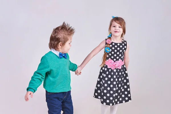 Krásný malý chlapec a dívka, drželi se za ruce — Stock fotografie