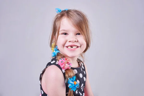Bella bambina sorride un sorriso sdentato — Foto Stock