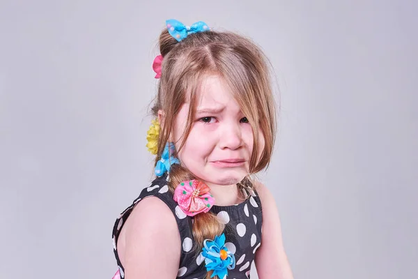 Vacker liten flicka, med ett tråkigt uttryck och tårar i hennes ögon — Stockfoto