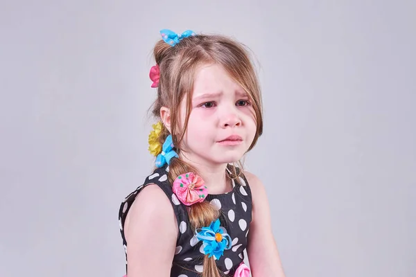 Śliczną dziewczynkę, z smutny wyraz twarzy, będzie płakać — Zdjęcie stockowe