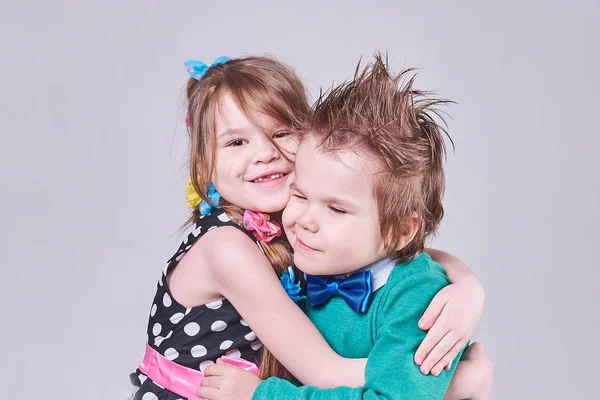 Krásný malý chlapec a dívka roztomilý objímání — Stock fotografie