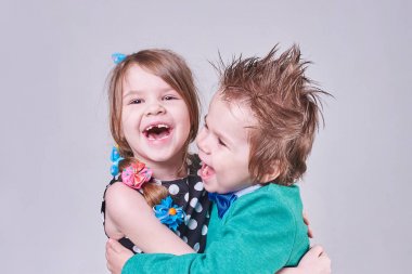 Güzel küçük erkek ve kız, eğlenceli çığlık ve sarılma