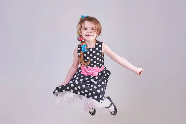 Hermosa niña salta y sonríe — Foto de Stock