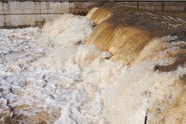 Azgın nehirde çamurlu su